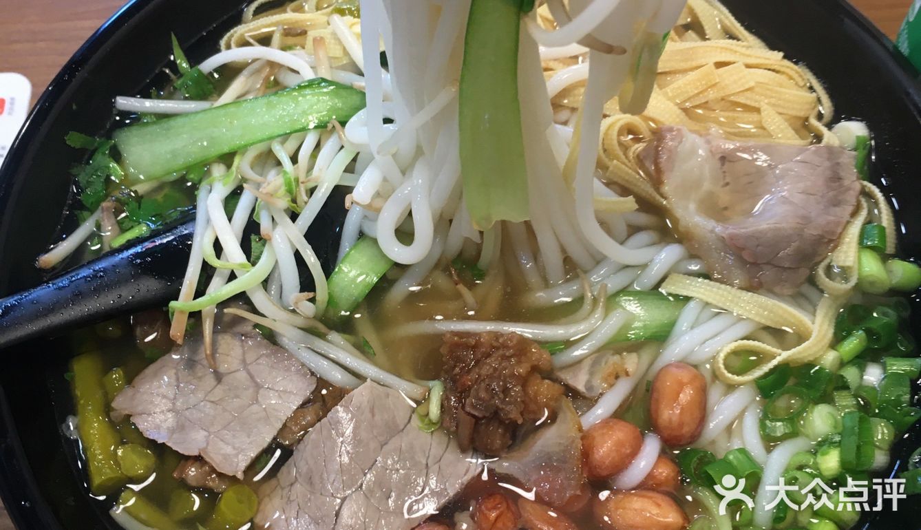 豆芽，还有酸豆角，还有花生米