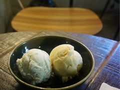 椰子冰激凌-莓园冰淇淋店