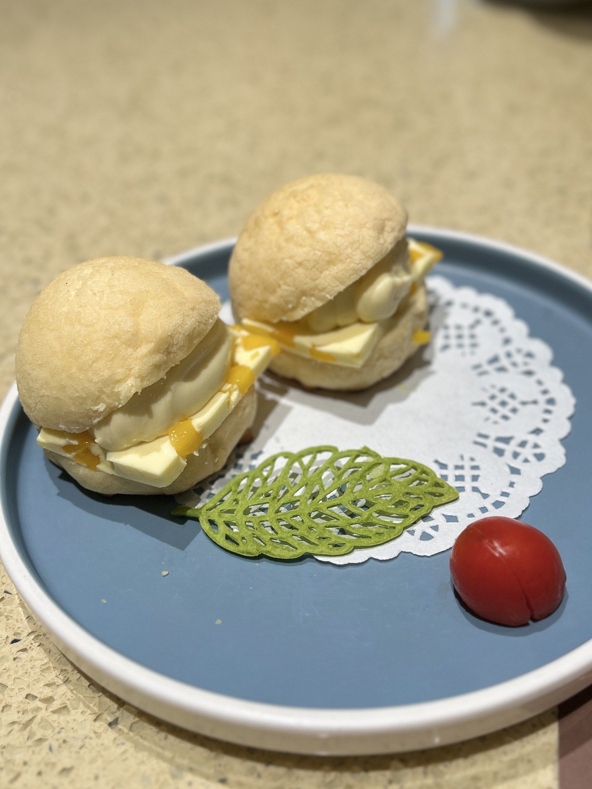 冲着点都德的新品小点心🥭来的～
菠萝包里夹着芒果果粒奶冻和一