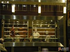 典型的港式餐厅烧腊窗口－店门旁-镛记酒家