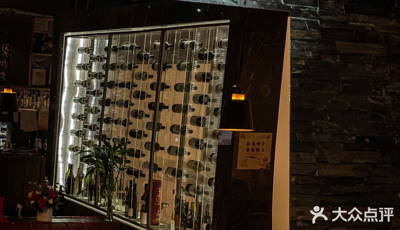 发现这家主打牛排西餐厅感觉不错，灯光微暗