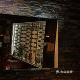 发现这家主打牛排西餐厅感觉不错，灯光微暗