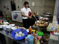 正在炒螃蟹的幸福姐-幸福姐海鲜大排档