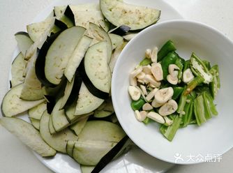 准备材料：茄子1个，辣椒5