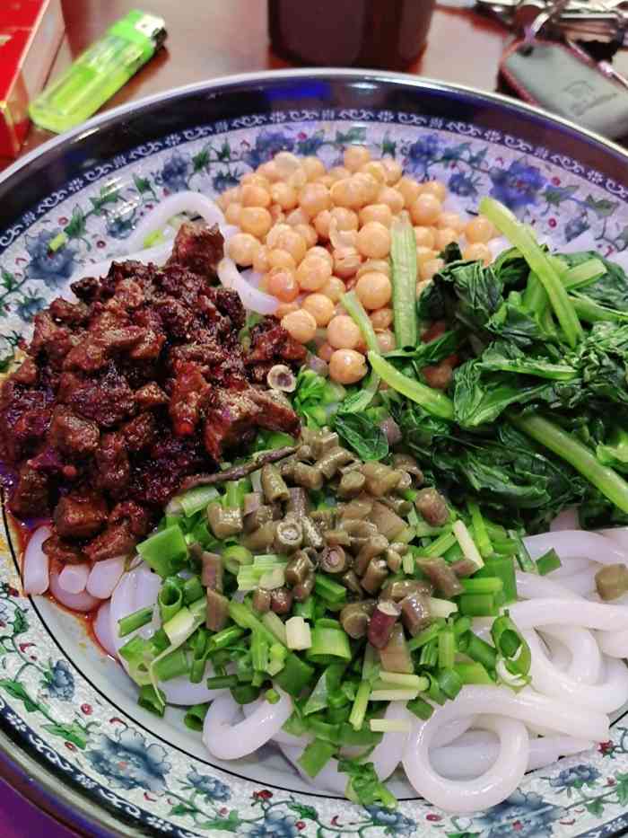 杨家酱米粉开分店啦在格林小街 奎屯第二家8号试营业 味道很赞 环境也