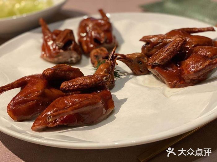 新荣记(BFC外滩金融中心店)脆皮乳鸽图片