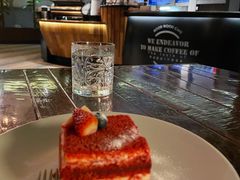 草莓邂逅红丝绒-良木缘咖啡西餐(新城市广场店)