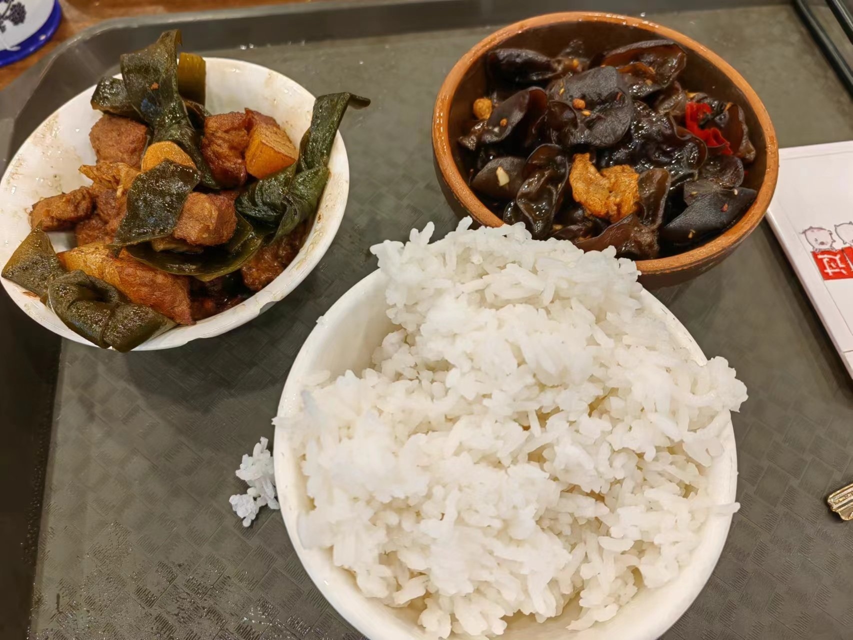 今日的食堂中餐和晚饭 图一是小碗菜图二是自助