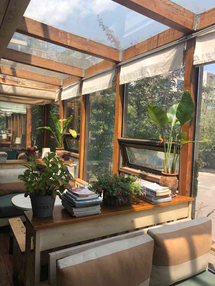 水边咖啡中西餐厅-"晚上去比白天去感觉好些～晚上比较热闹.