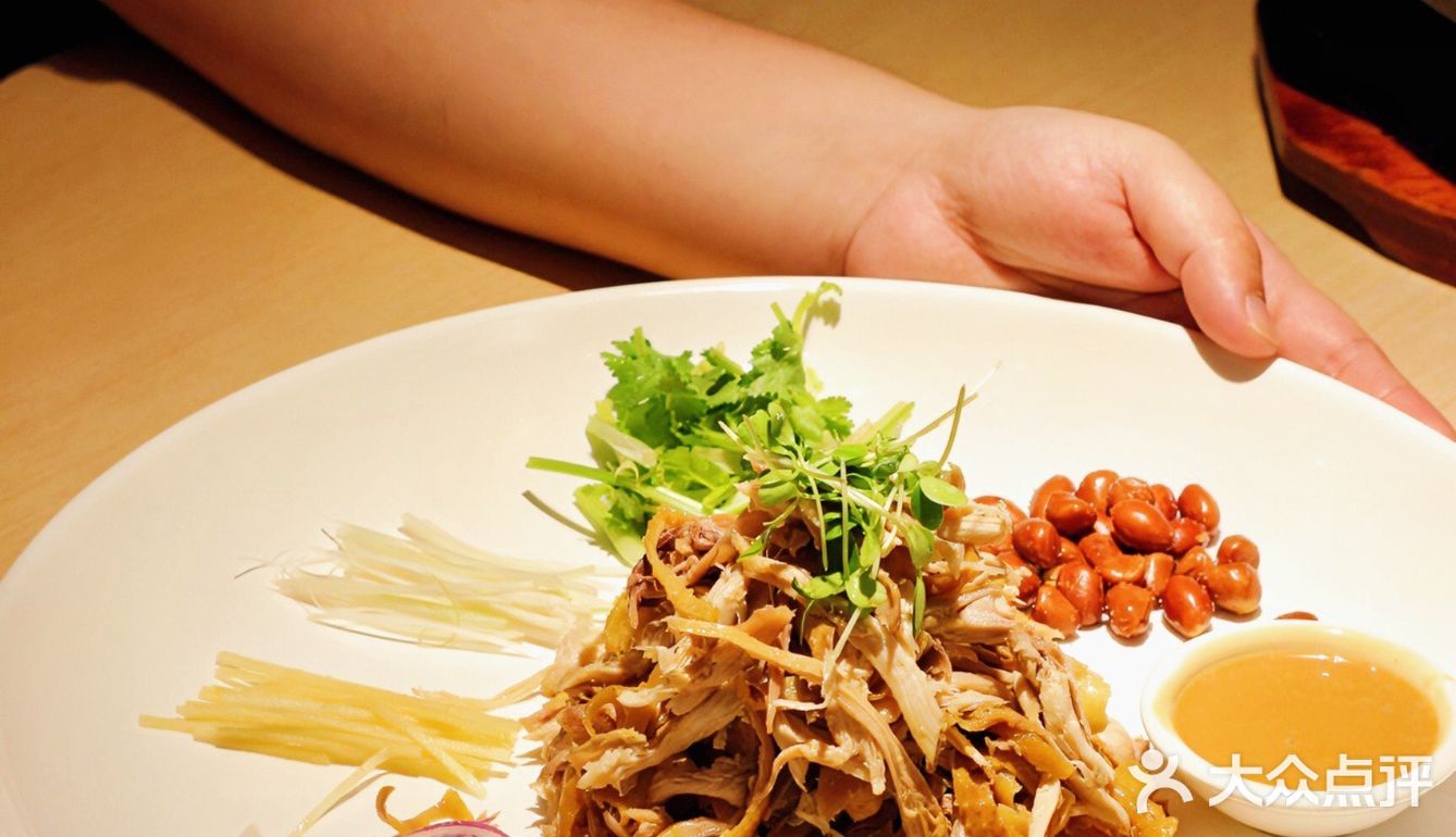 老广探店 | 系画廊餐厅食正宗顺德风生水起手撕鸡！