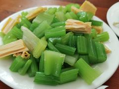 芹菜腐竹-宝瑞门钉肉饼店