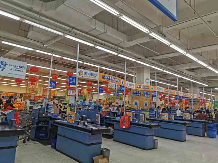 南宁一共开了五家沃尔玛超市,人流量比较大的当属万达店和航洋店,万达