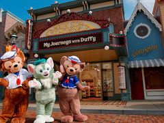 -小镇影院迪士尼小熊Duffy与他的朋友合影地