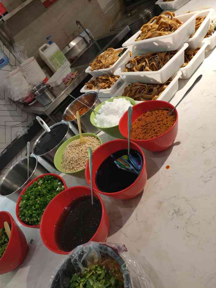 鹏飞麻辣速递酸辣苕粉店-"之前不知道苕粉是啥,以为跟土豆粉差不多一.