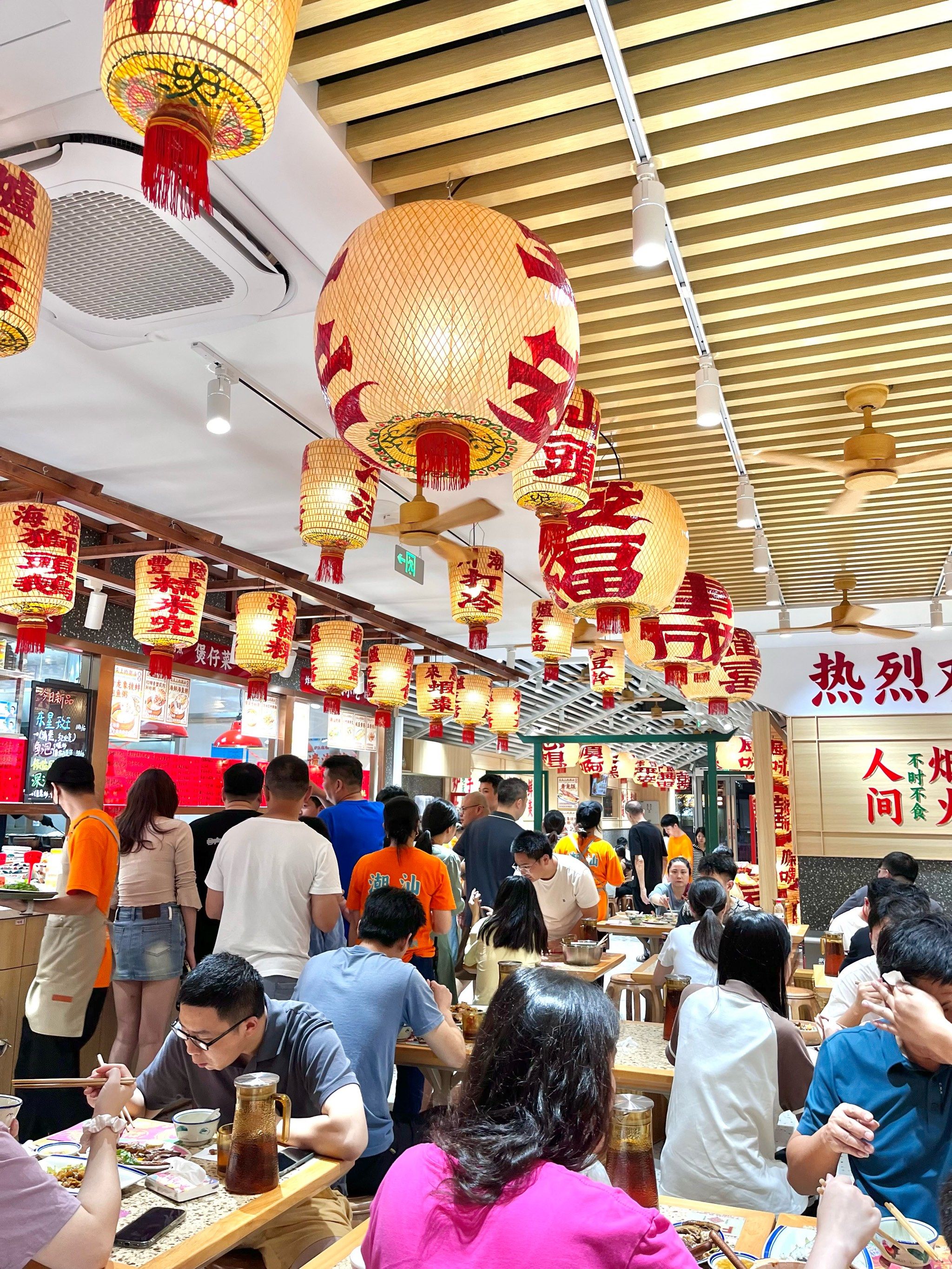 彭埠地铁站边上新开的潮汕排档
从饭店一直排队到深夜