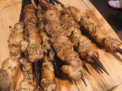 红柳羊肉串-阿里家·新疆烤肉酒場 by MIG