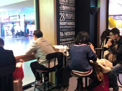 等位区-星巴克(杭州东站东到达店)