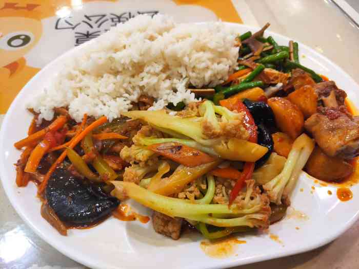 乘坐扶梯上三楼,看到一家川湘快餐就买了一份,味道略咸,鱼香肉丝放了