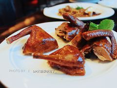 脆皮乳鸽-新天世纪中餐厅