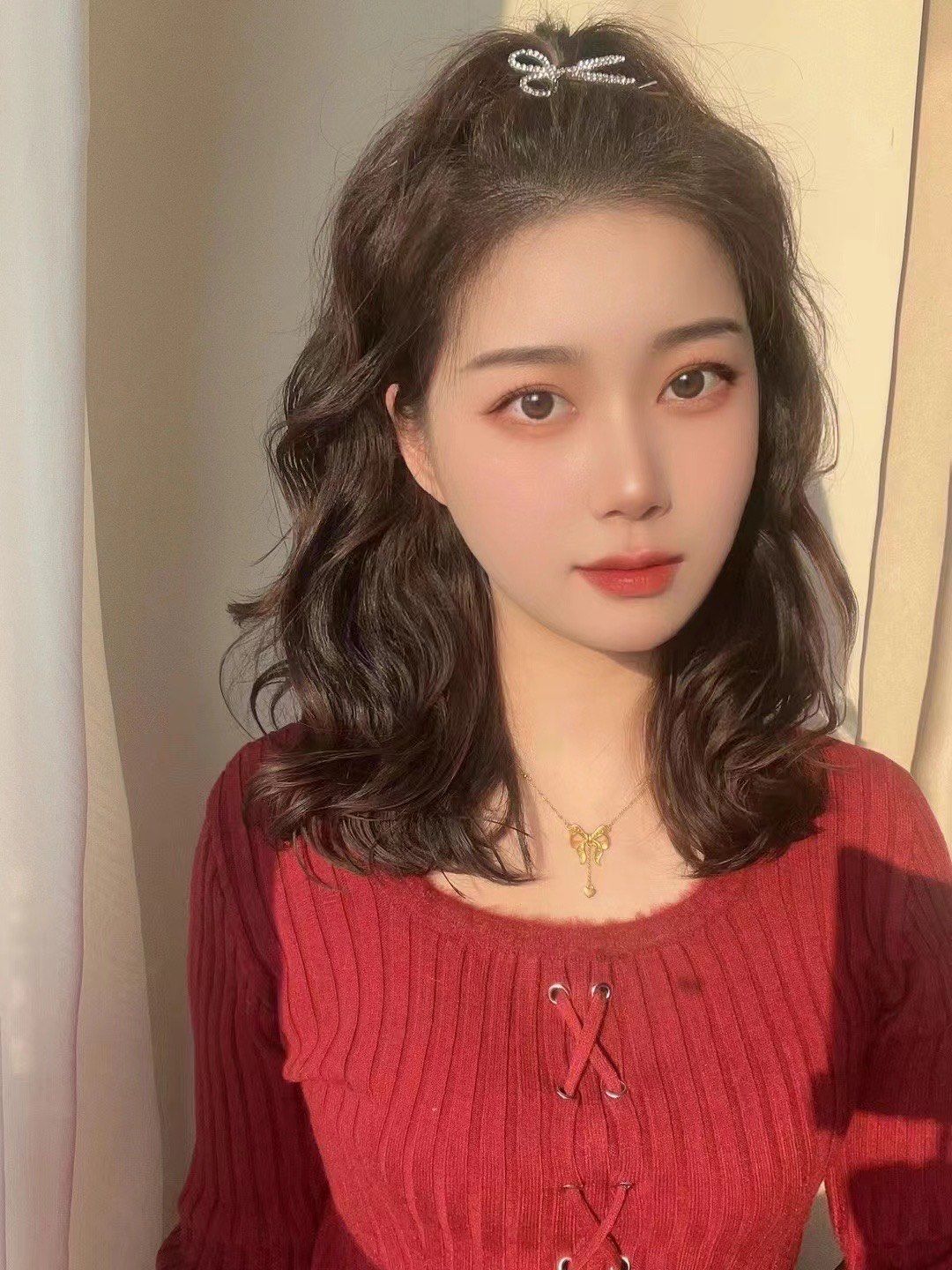 n整体发型很显气质还有少女感中长的长度搭配上偏分刘海一秒