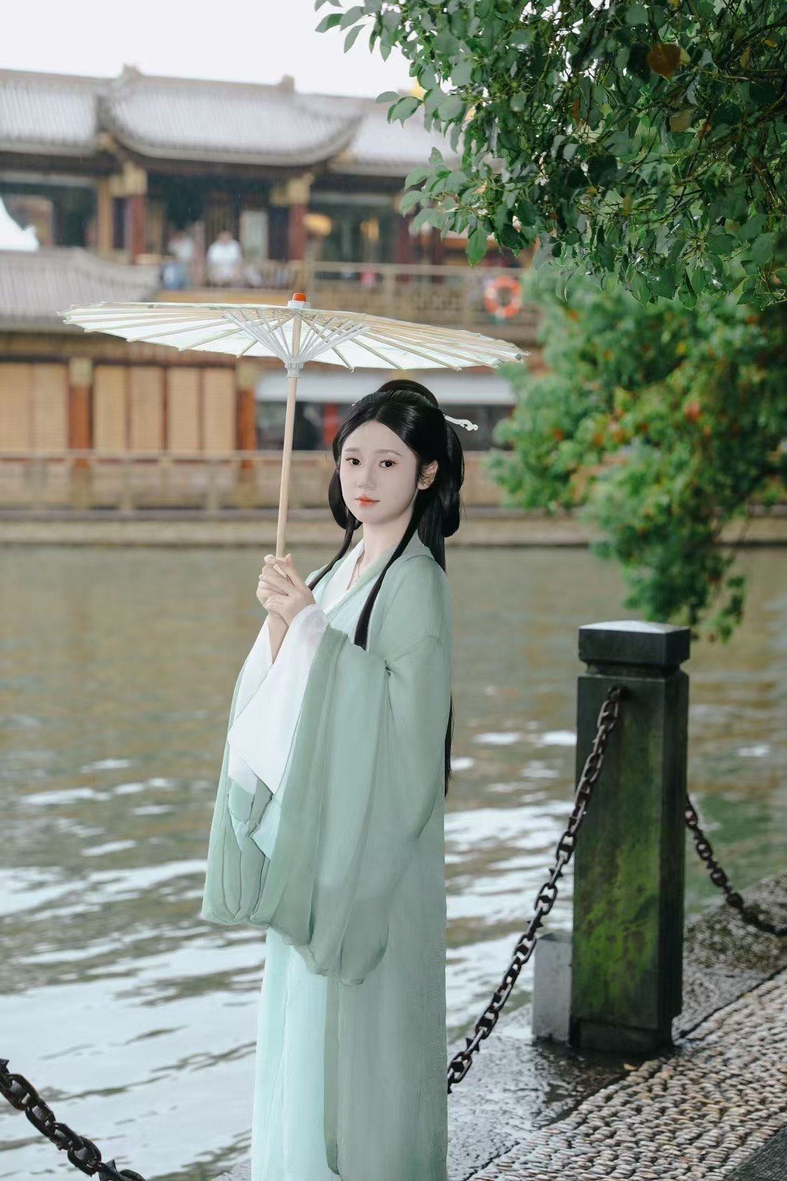 撑伞漫步汉服情