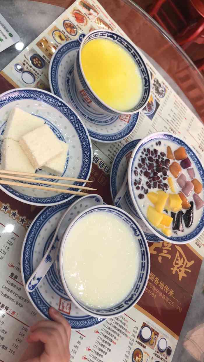 赵记传承特色牛奶甜品(北滘店)-"在跃进路路边,很大一家甜品店,还有