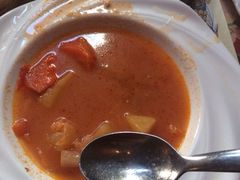 红菜汤都洒出来了，超恶心！而且服务员扔下菜就走-露西亚咖啡西餐厅(哈尔滨俄侨纪念馆店)