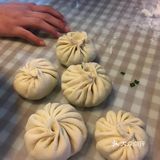 水温八九十度吧，揉制均勻后在温暖的地方靜置半个小時