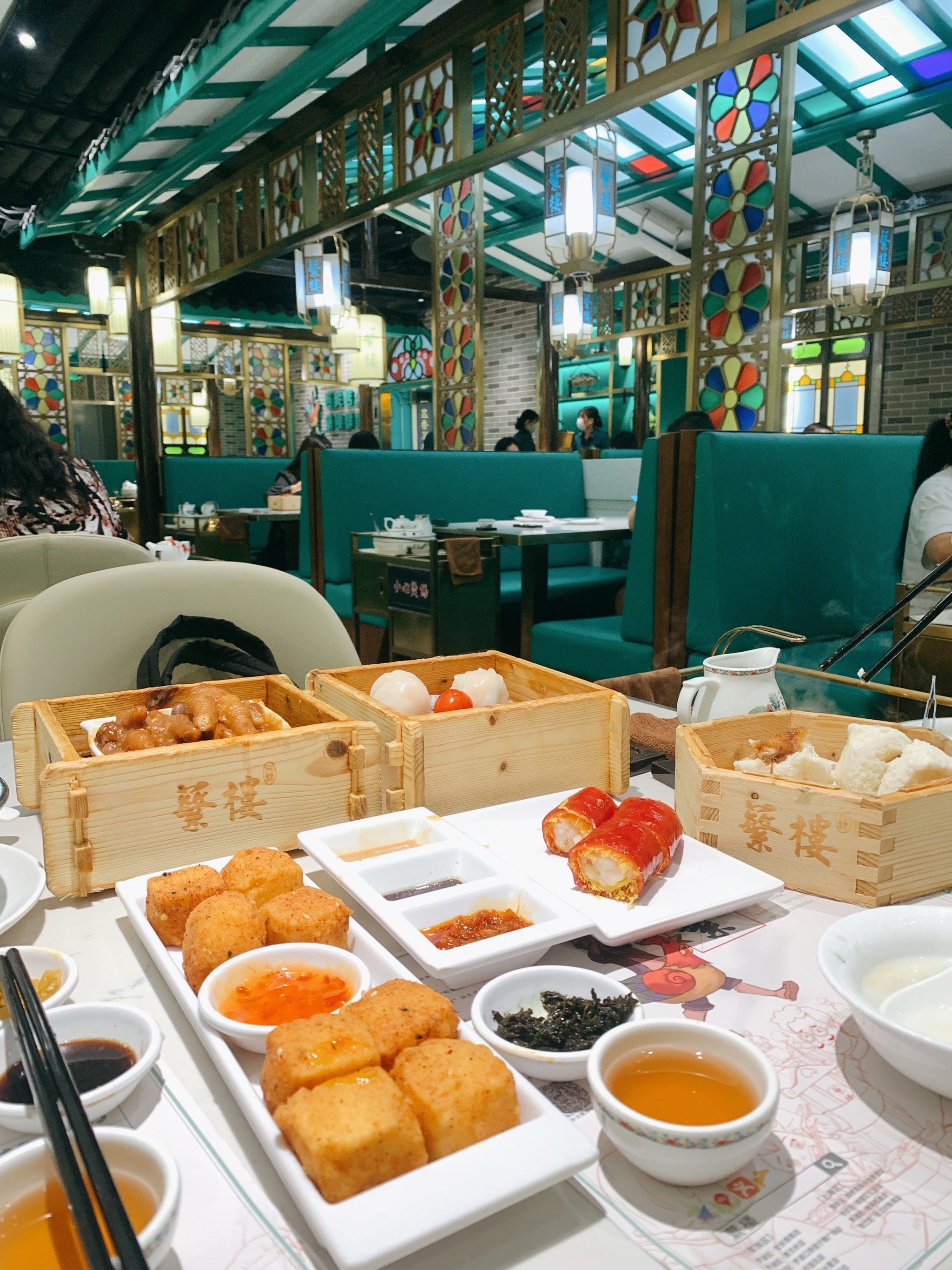 铃]服务:茶凉得很快 服务还算及时 上菜也快的

 蘩楼露笋虾饺皇