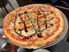 香烤鸡肉比萨配香葱及西兰花-WOLFGANG PUCK KITCHEN & BAR(迪士尼小镇店)