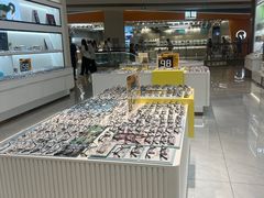 -J-Optical佳视明眼镜·蔡司视觉(青岛金茂览秀城店)