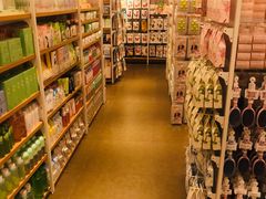 -名创优品(北京新中关购物中心地铁层店)