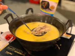 浓厚原只鸡煲花胶汤-鲜入围煮花胶鸡海鲜火锅