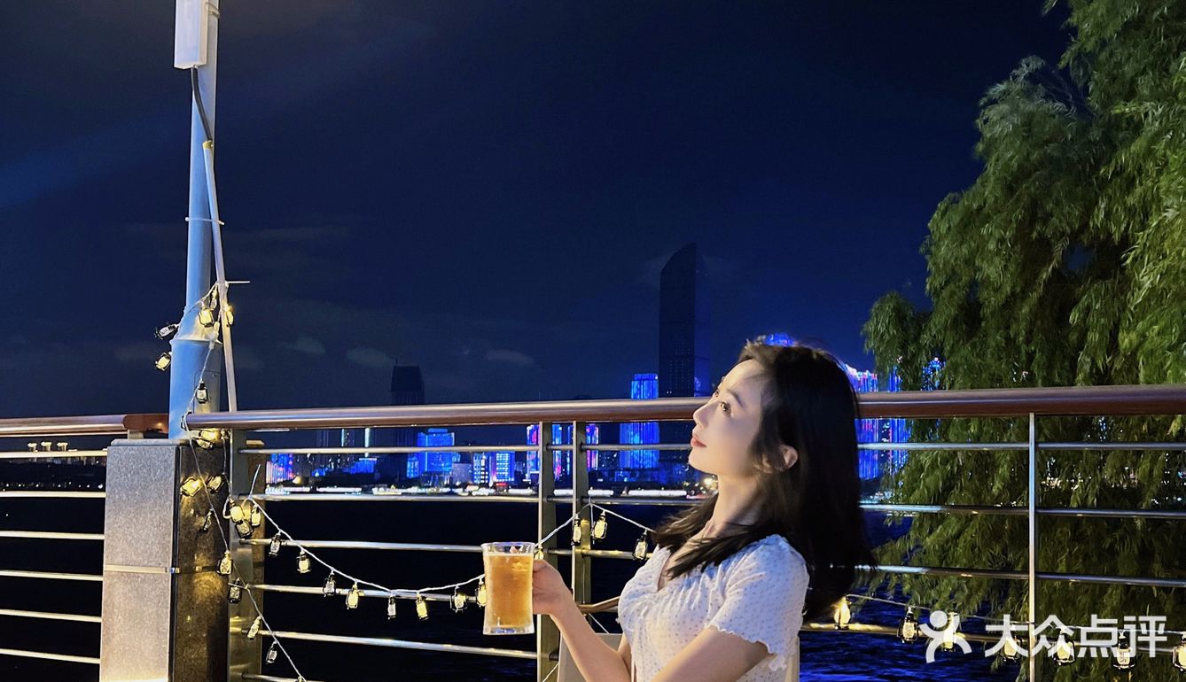 专属武汉的江景晚风烧烤！