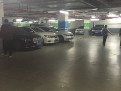 -绿地缤纷城-停车场