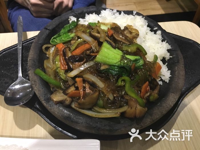 鲜蔬韩粉石板饭