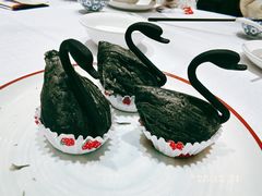 招牌泰式榴莲天鹅酥-新雅粤菜馆(南京东路店)