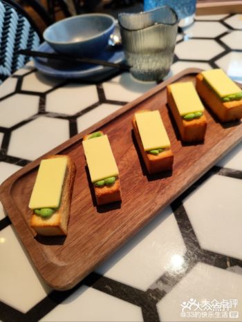 位置: 附近有客村地铁站与广州塔地铁站，但都要走一段