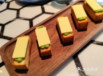 位置: 附近有客村地铁站与广州塔地铁站，但都要走一段