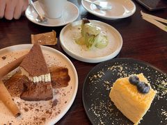-Chom Cafe and Restaurant