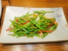 荷兰豆炒菌菇丝-云海肴·汽锅鸡·云南代表菜(天山百盛优客店)