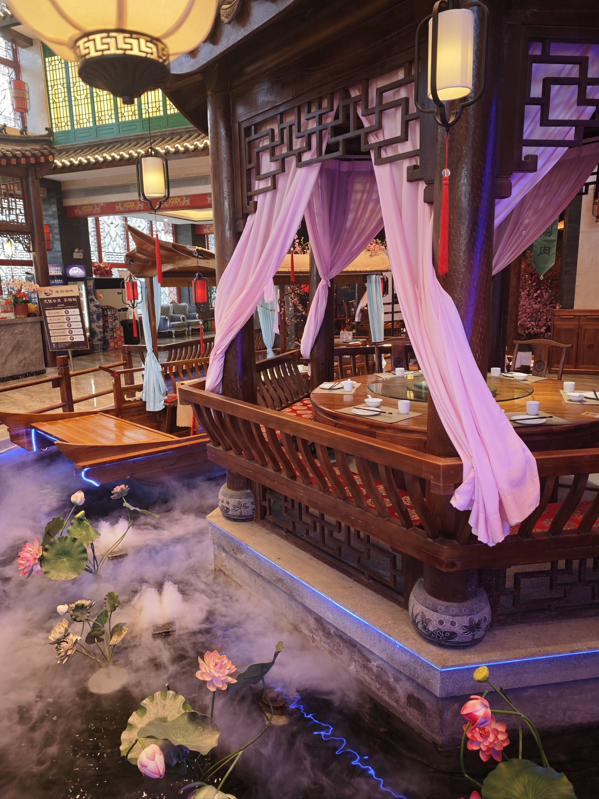 这家店的食材种类非常丰富,有新鲜的蔬菜