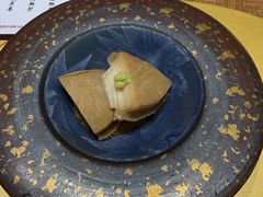 煮鲍鱼配紫苏鲍鱼肝酱-鮨冠OMAKASE食べ放题(北京首店)