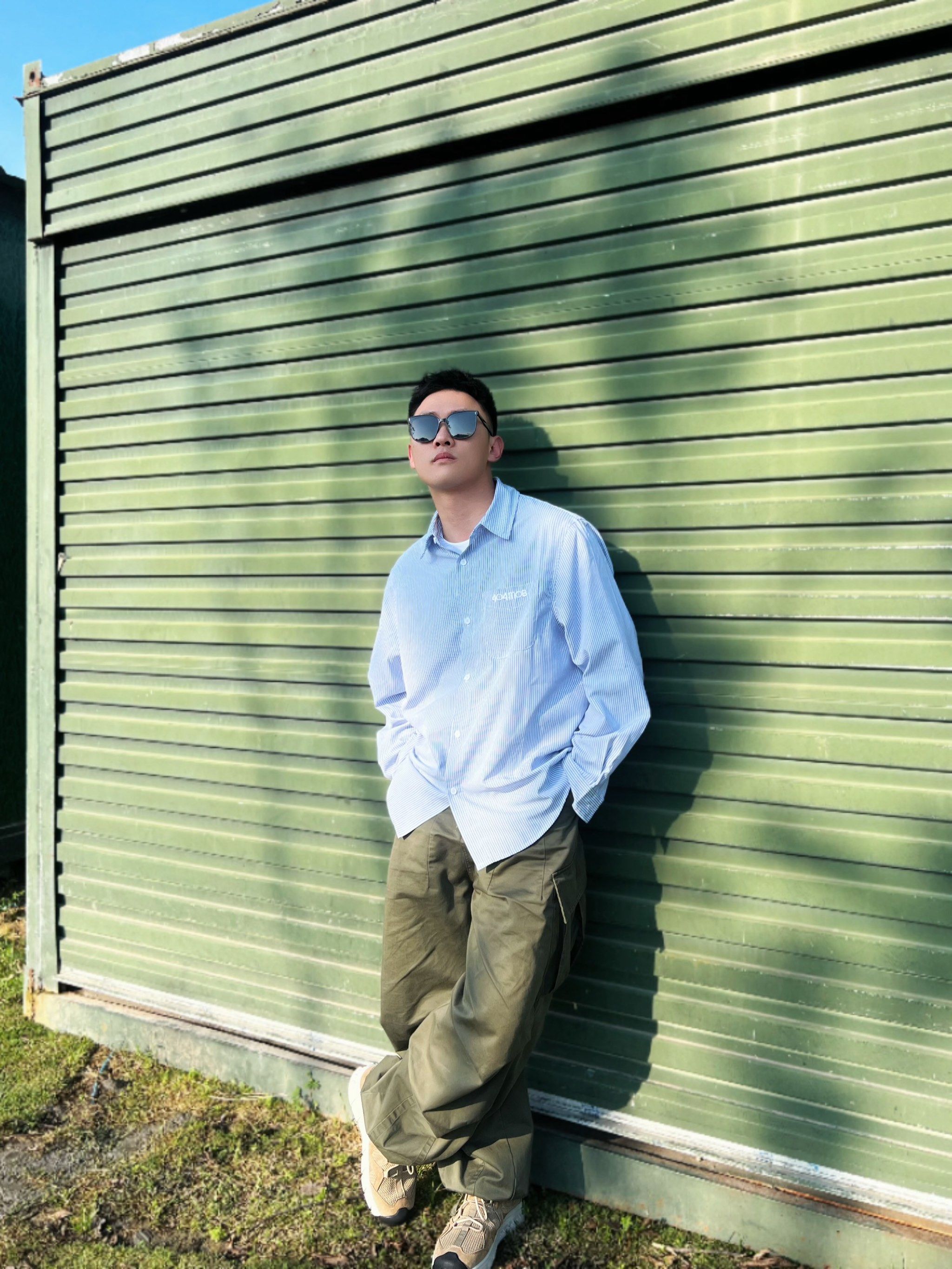 夏日街头的时尚潮男