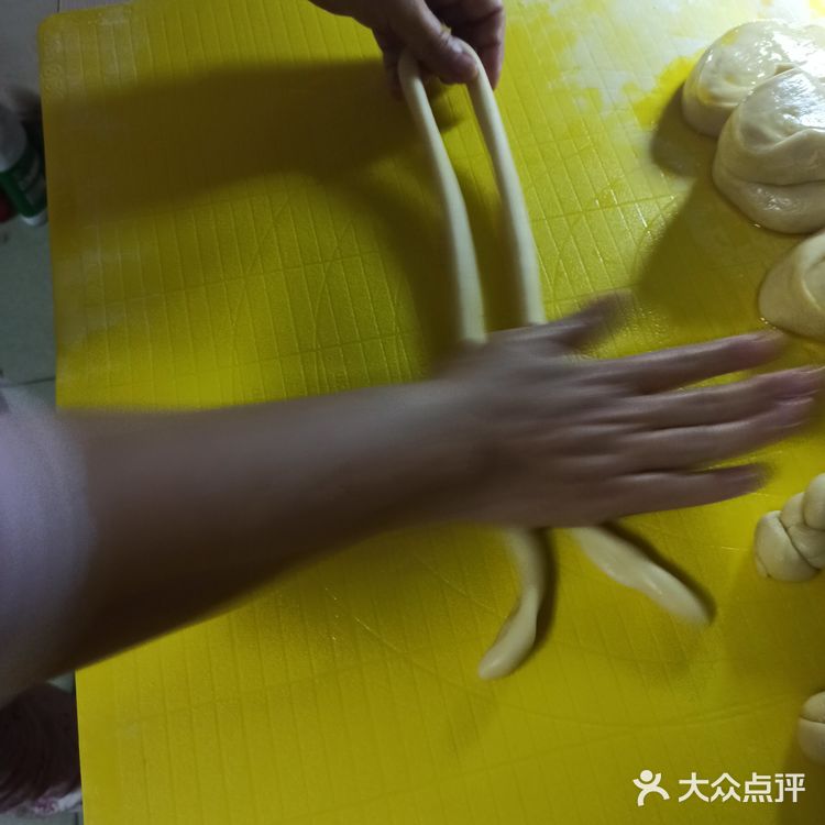 朋友圈里看到有人自己做麻花，老公说他也很想吃