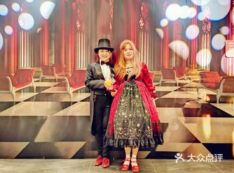 不是在写点评，就是在去餐厅，景点