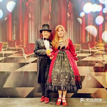 不是在写点评，就是在去餐厅，景点