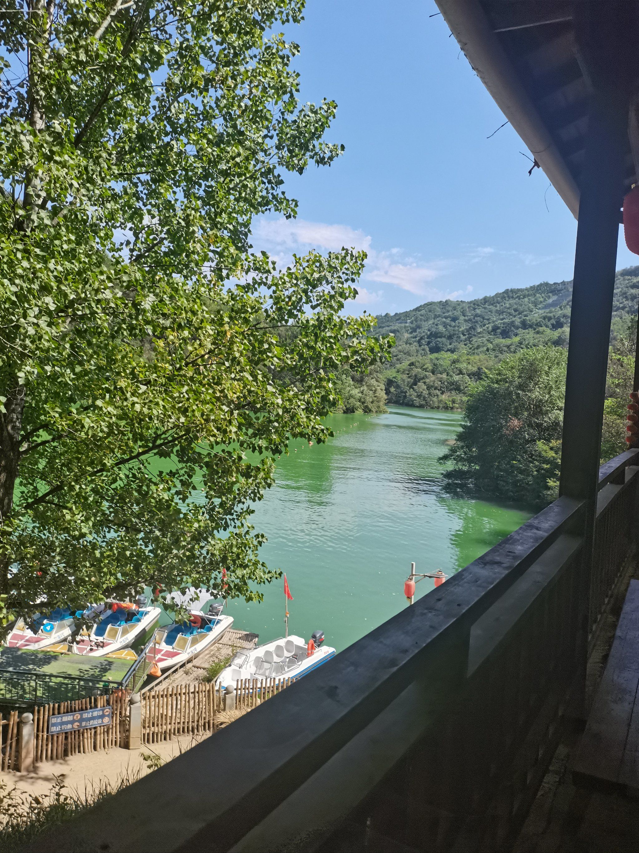 山色湖光太迷人鲸鱼沟