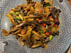 松茸菌炒肉-雀舞云南菜(天津天河城购物中心店)