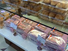 面包甜点陈列柜-红宝石·鲜奶小方·海派西点房(南丹店)